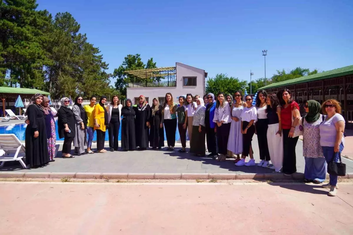 Diyarbakır’da Kadınlar Yüzme Havuzunda Buluştu