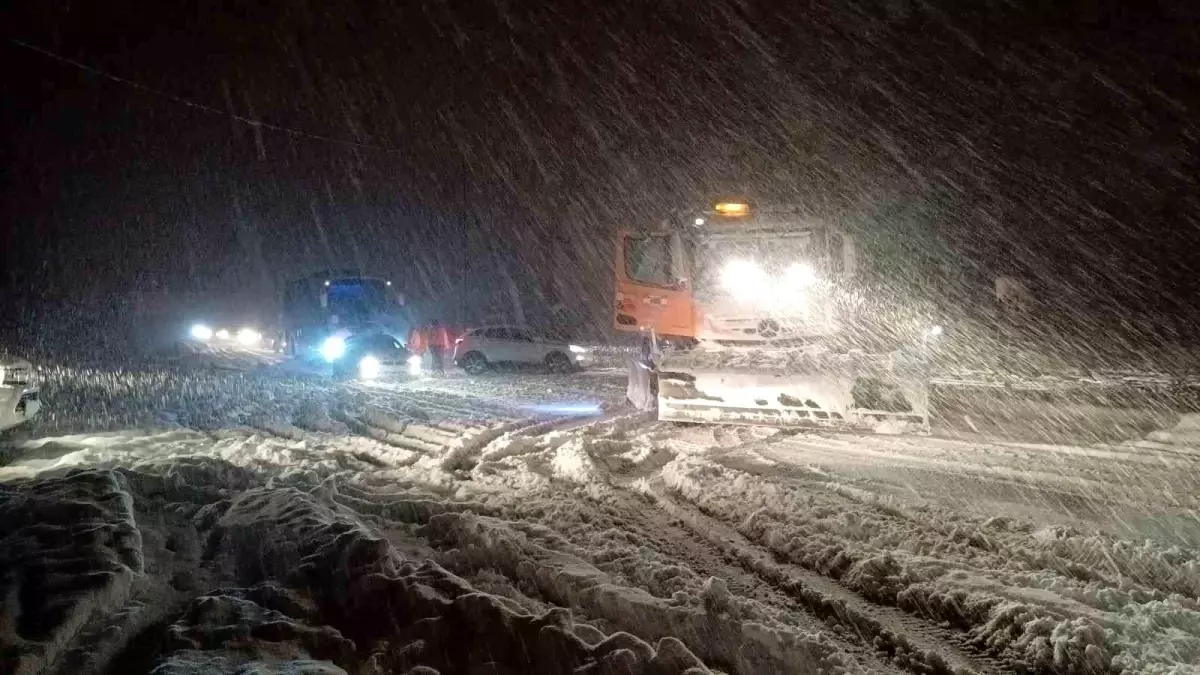 Bolu Dağı’nda Trafik Kar Nedeniyle Durdu