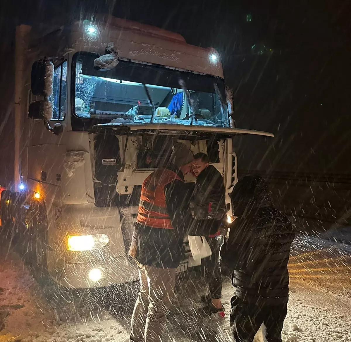 Bolu’da Kar Nedeniyle Ulaşım Kontrollü Açıldı