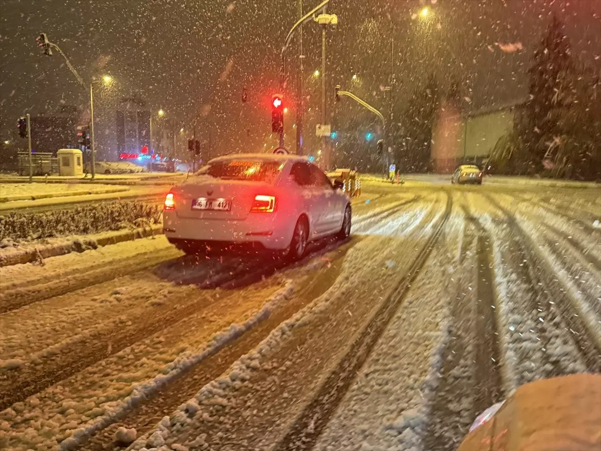 Düzce’de Kar Yağışı Sürücülere Zor Anlar Yaşatıyor