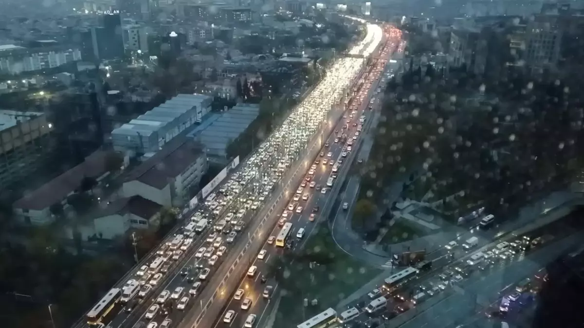 İstanbul’da Şiddetli Yağmur ve Lodos Trafiği Felç Etti