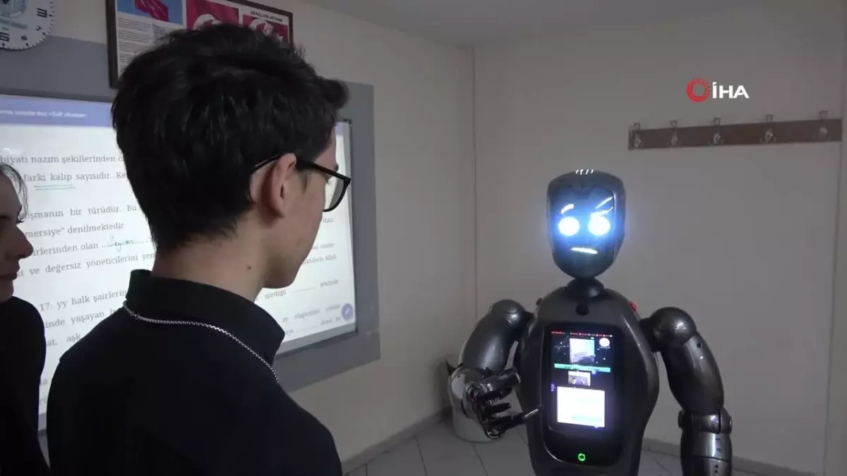 Türkiye’nin ilk insanımsı yapay zekalı robotu Ada, öğretmenliğe başladı