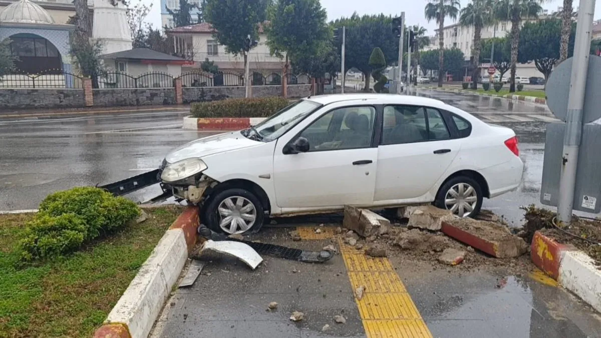 Antalya’da kaza! iki otomobil çarpıştı: 3 yaralı